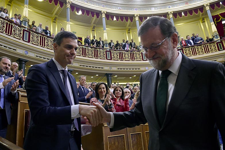 El Parlamento español derribó a Rajoy y convirtió al socialista Sánchez en presidente