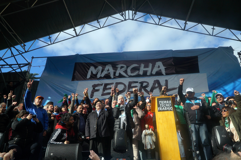 Multitudinaria marcha federal contra el veto y el ajuste