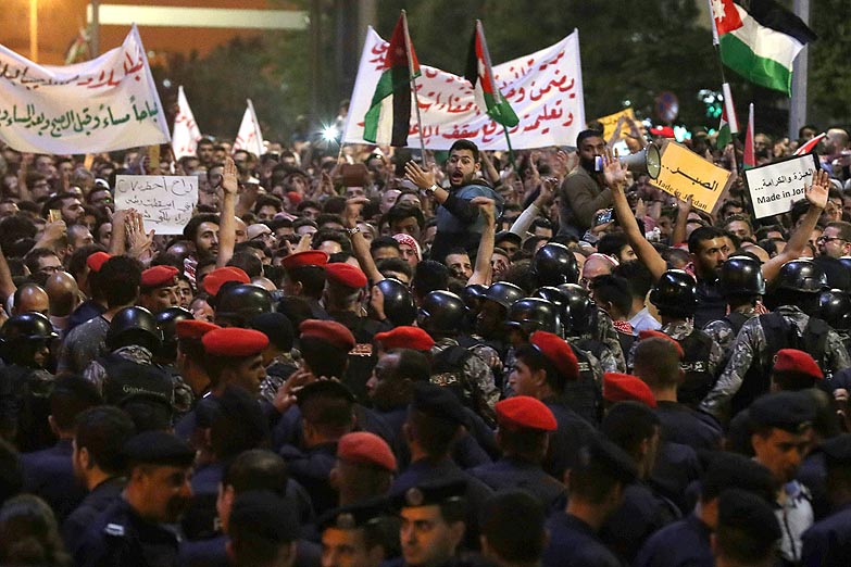 Los jordanos le dijeron no al FMI y provocaron la salida del primer ministro tras 5 días de protestas