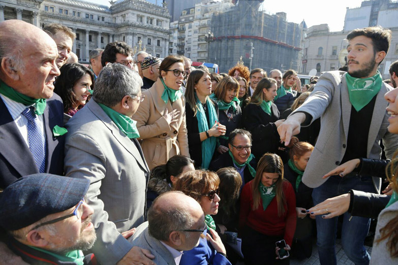 Parte de Cambiemos se movilizó a favor del aborto