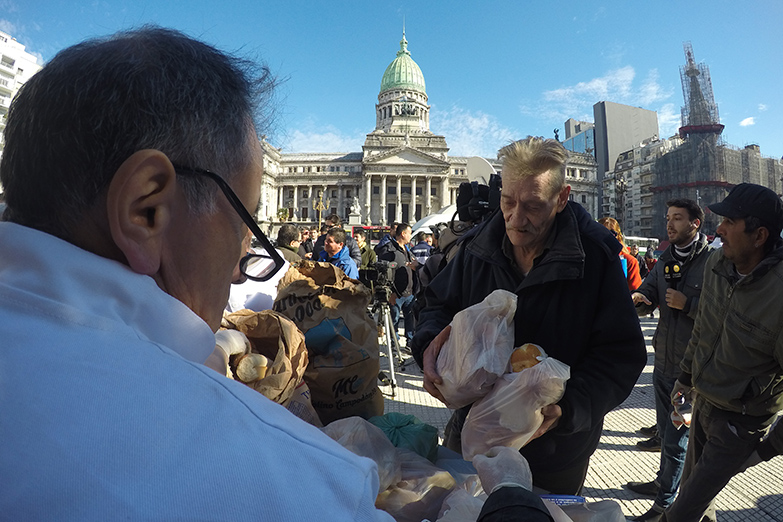Panazo: cientos de personas hicieron cola para retirar medio kilo de pan gratis
