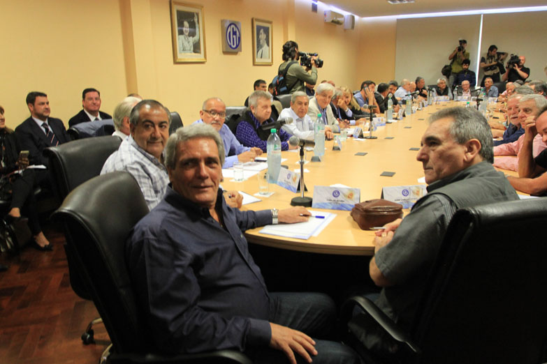 El gobierno recibe a la CGT y busca evitar el paro general