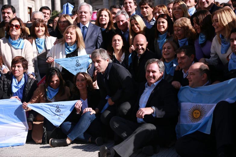 Encabezados por Carrió y Michetti, Cambiemos hizo su foto anti aborto