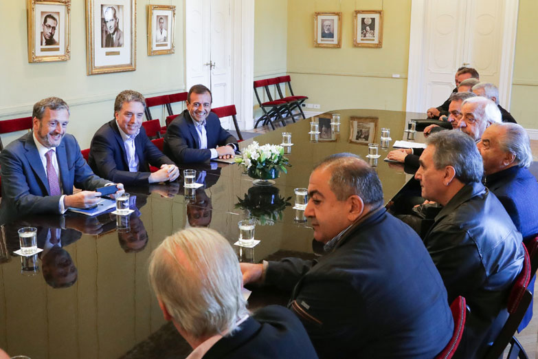 El gobierno propuso a la CGT un aumento voluntario del 5% a cuenta de las cláusulas de revisión