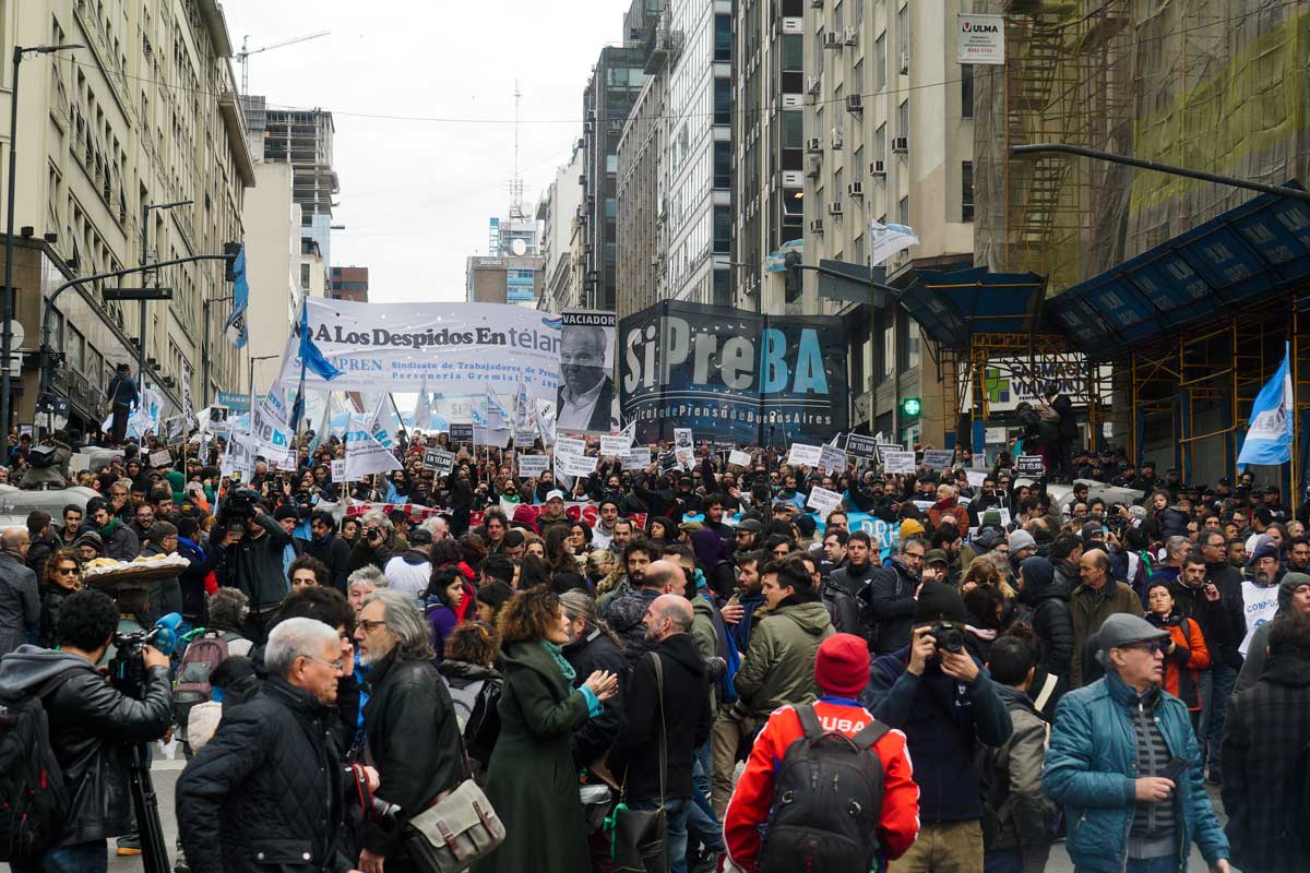 Trabajadores de prensa marchan al CCK contra los 357 despidos en Télam