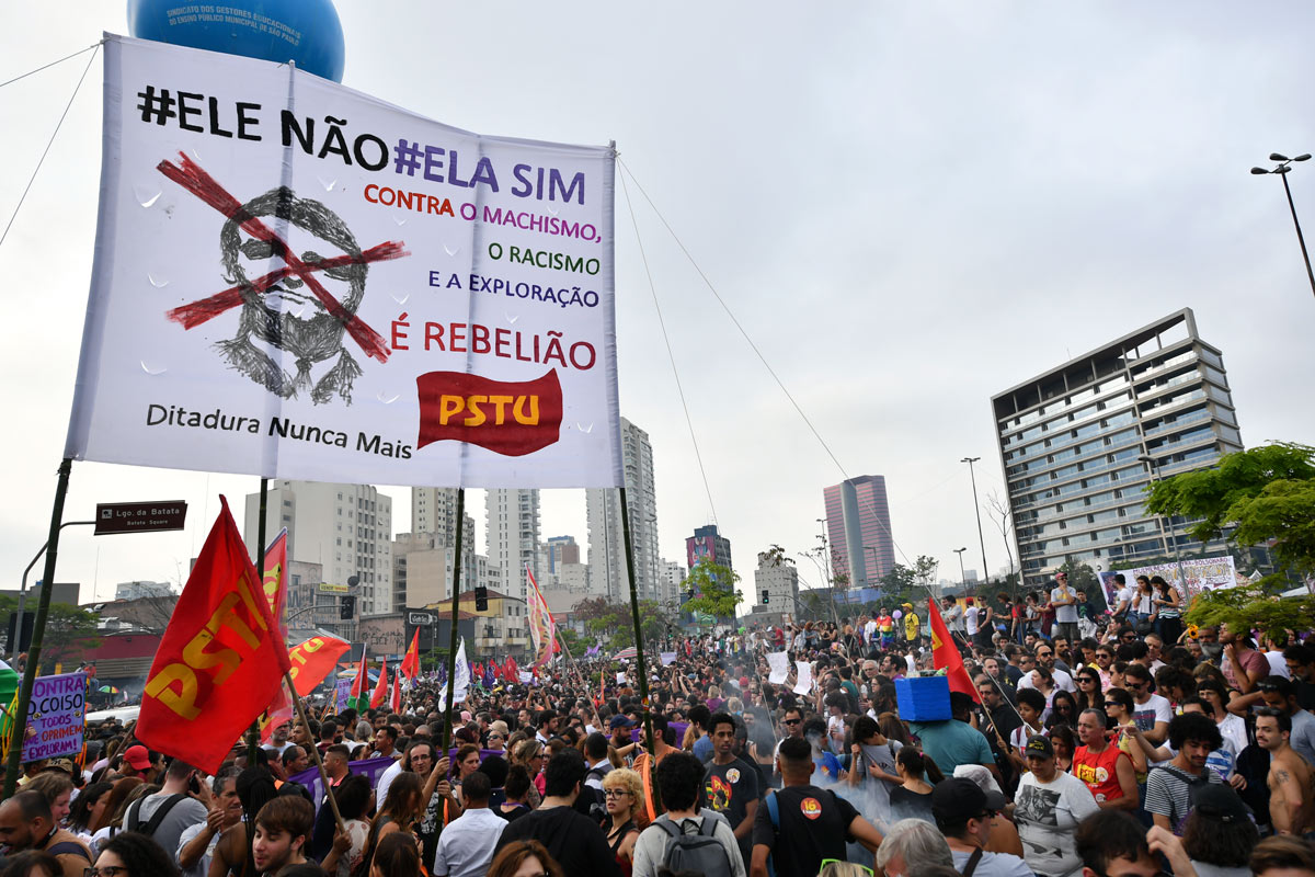 Masivas marchas de mujeres brasileñas contra Bolsonaro