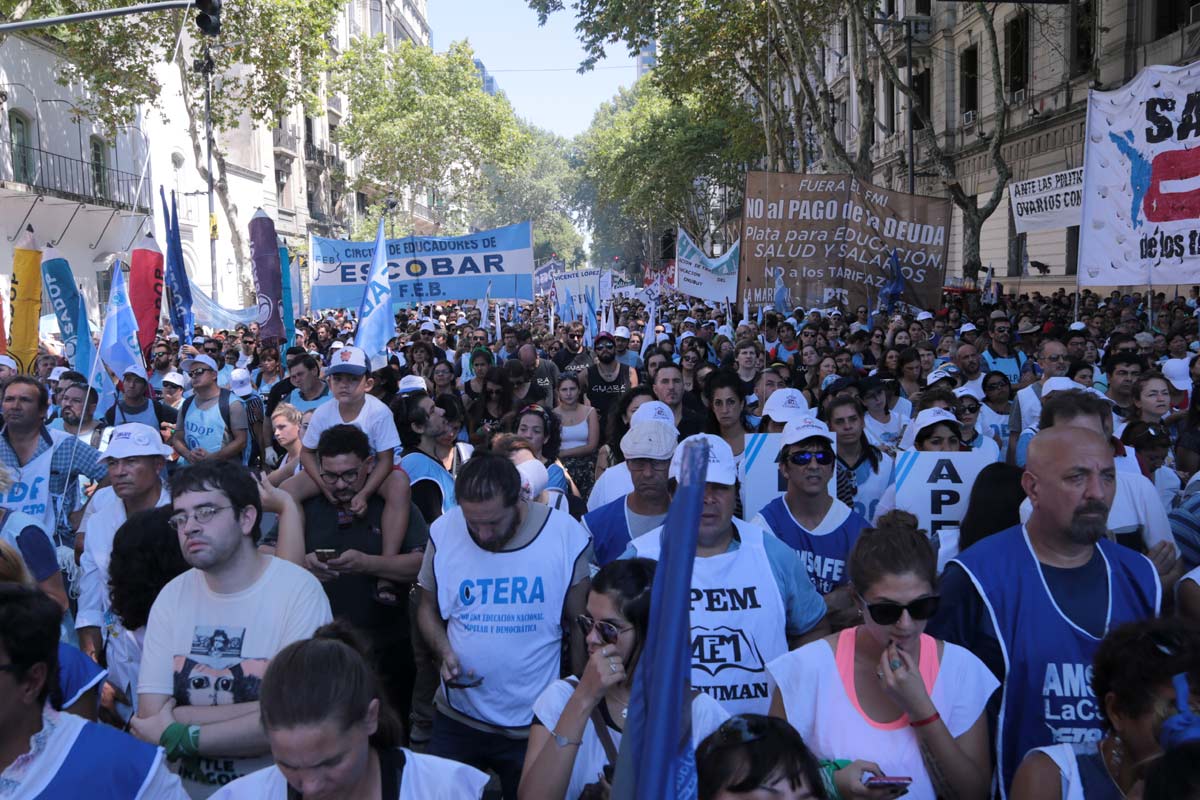 Los docentes realizan un paro nacional de 24 horas por la agresión a maestros en Chubut