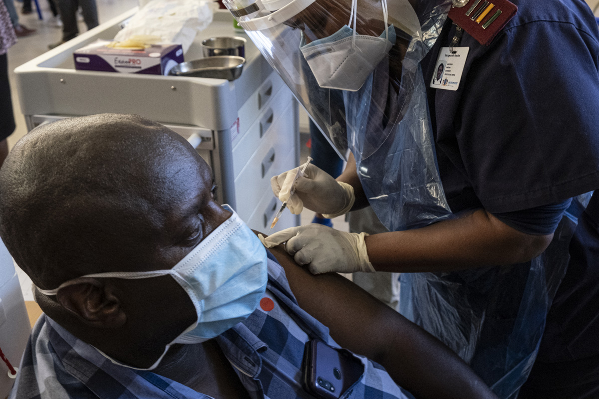 Las vacunas de Pfizer y Moderna fueron menos efectivas contra la cepa sudafricana