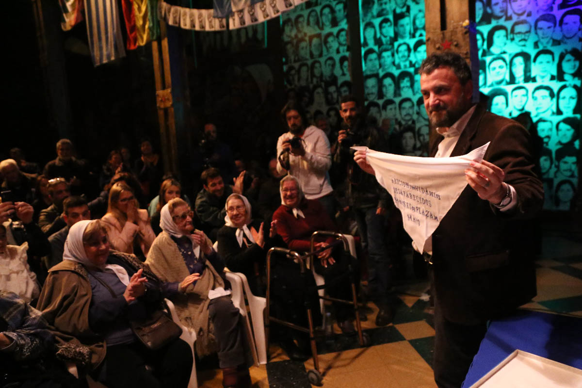 Las Madres entregaron su histórico pañuelo blanco a Gustavo Cirelli