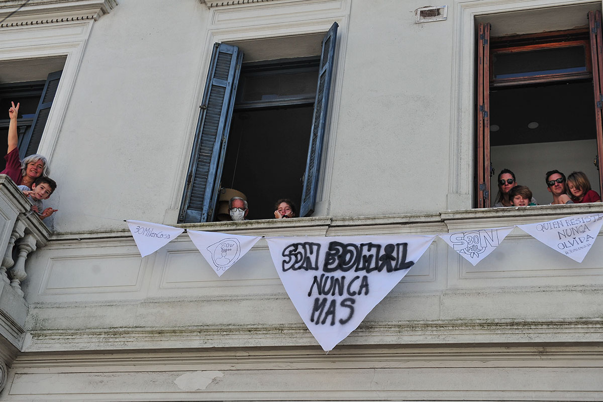 Postales del día en que los pañuelos blancos en los balcones vencieron al coronavirus