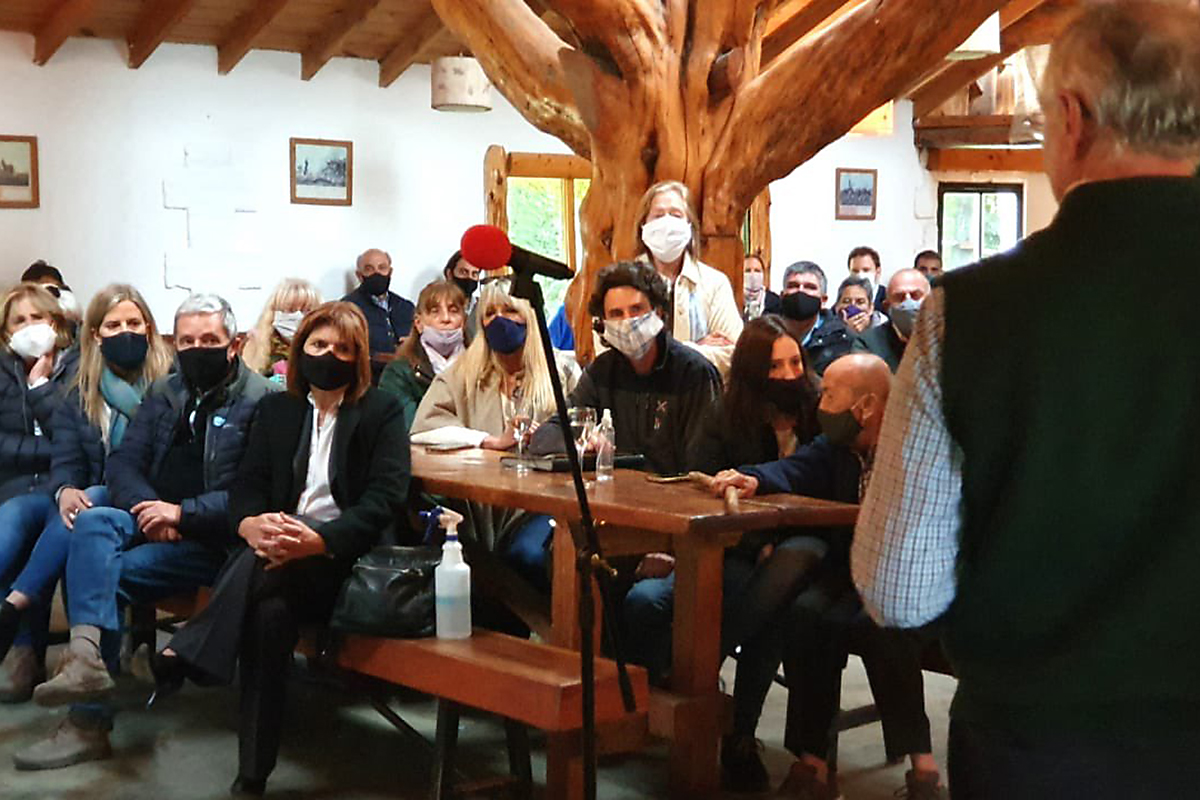 En Bariloche, Sergio Maldonado le pidió explicaciones a Patricia Bullrich por la muerte de Santiago