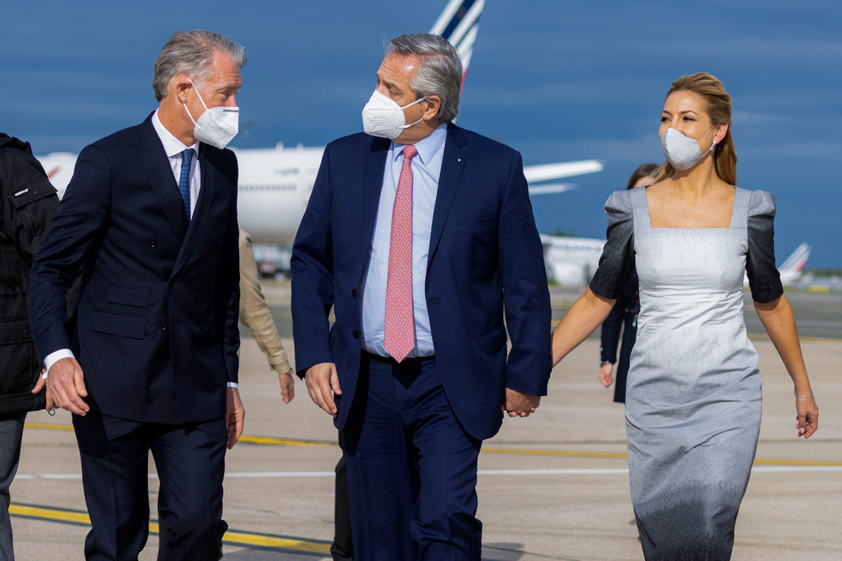 Tras endurecer la posición, el presidente viaja a Roma para reunirse con el FMI