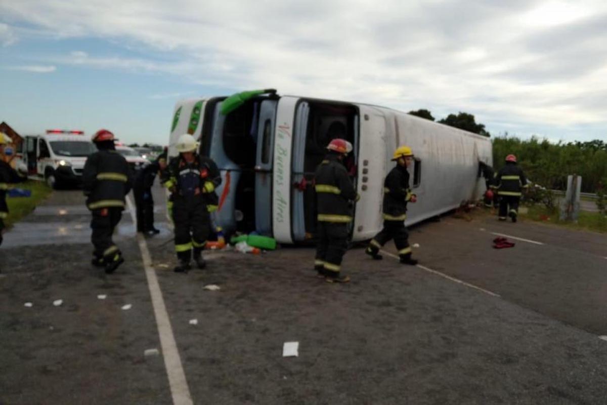 Vuelco en Lezama: declaró el conductor mientras 13 personas permanecen internadas