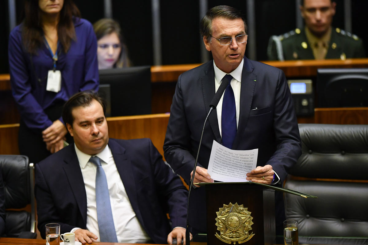 Bolsonaro afianza el giro conservador y aumenta el salario mínimo a menos de lo anunciado