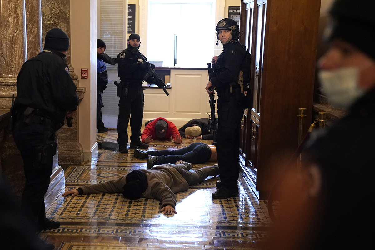 El Capitolio tomado, represión y muerte: EEUU se hunde en una transición de gobierno violenta