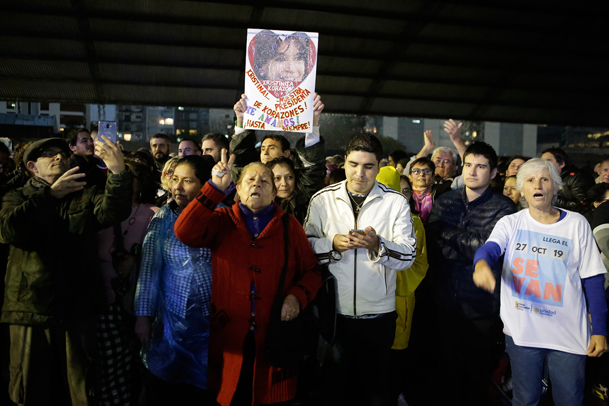 Miles de simpatizantes siguen el mensaje de CFK en la Feria del Libro