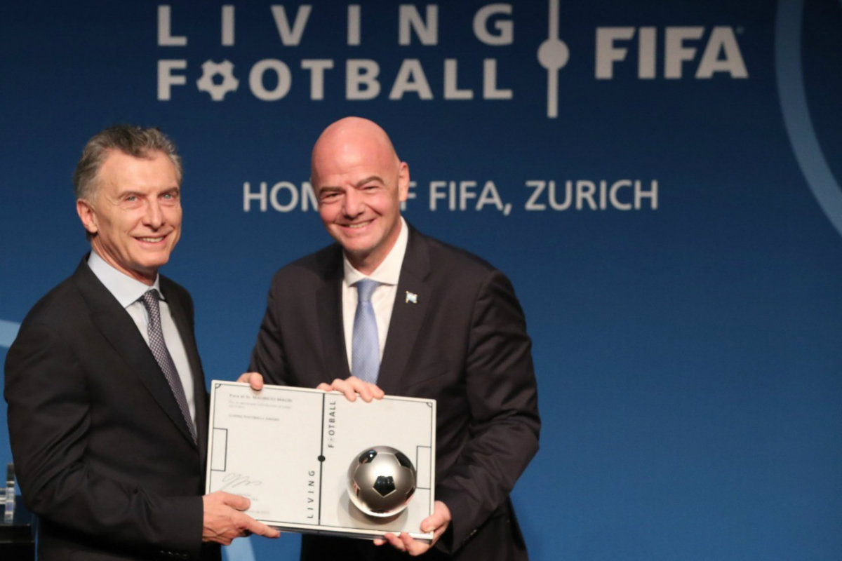 La FIFA premió a Macri “por su aporte al fútbol mundial”