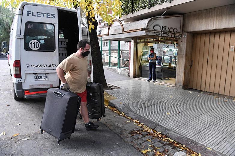 Autorizan mudanzas en la provincia de Buenos Aires, con restricciones en el conurbano