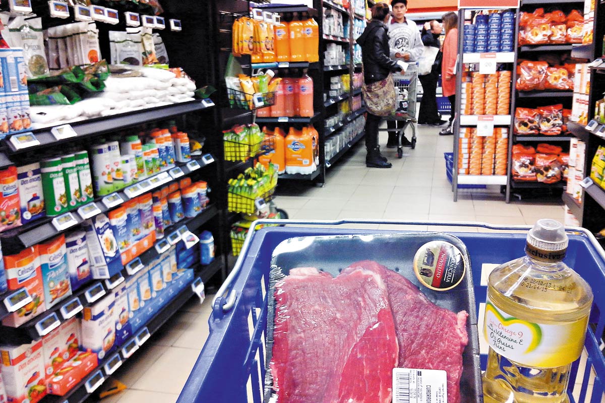 La canasta básica subió más que la inflación empujada por la devaluación