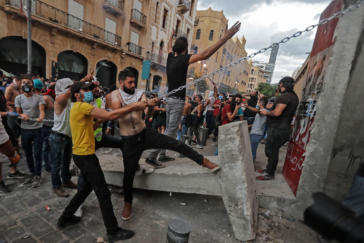 Renuncia el Gobierno de Líbano y la crisis crece sobre los escombros de Beirut