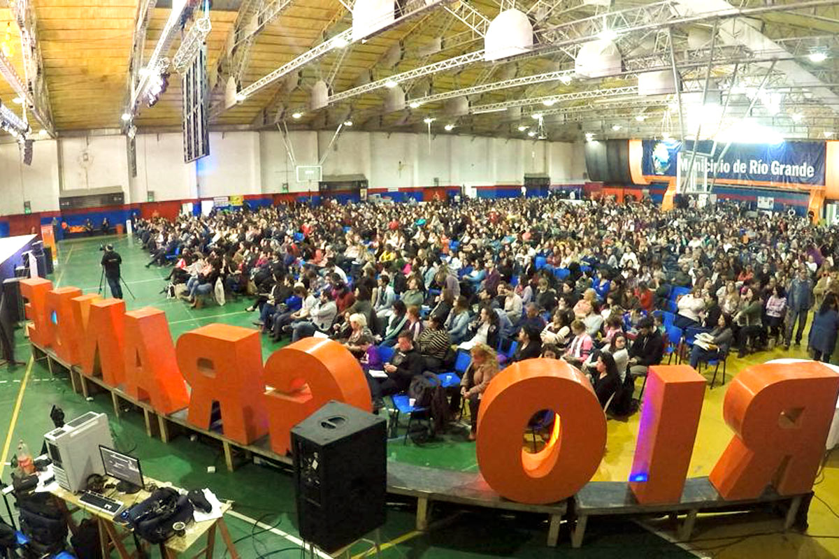 Denuncian presiones a docentes fueguinos