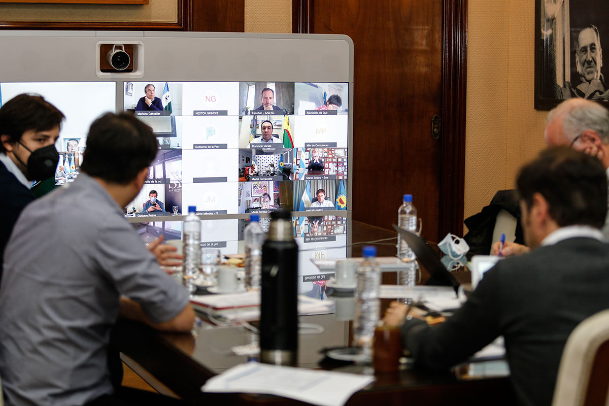 Kicillof les pidió a los intendentes del GBA «no relajarse» y  llamó a «cuidar el interior»