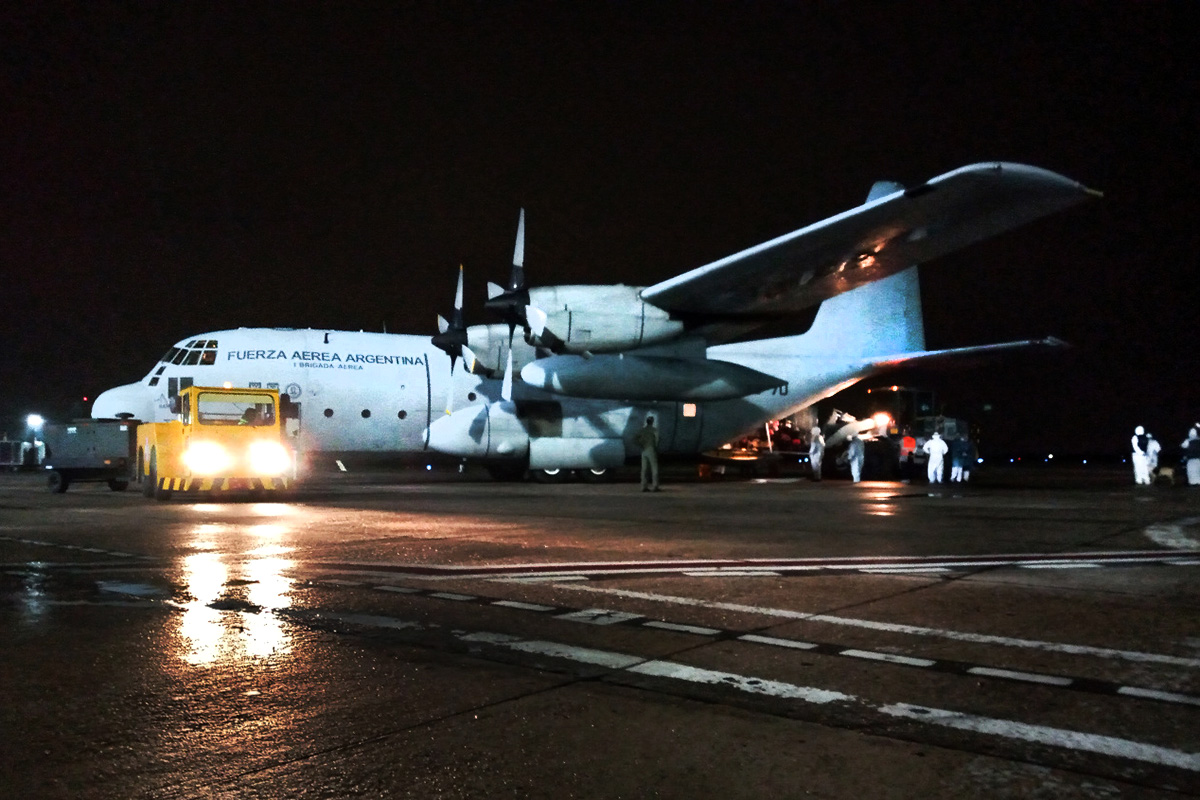 Cómo es un vuelo de repatriación de argentinos