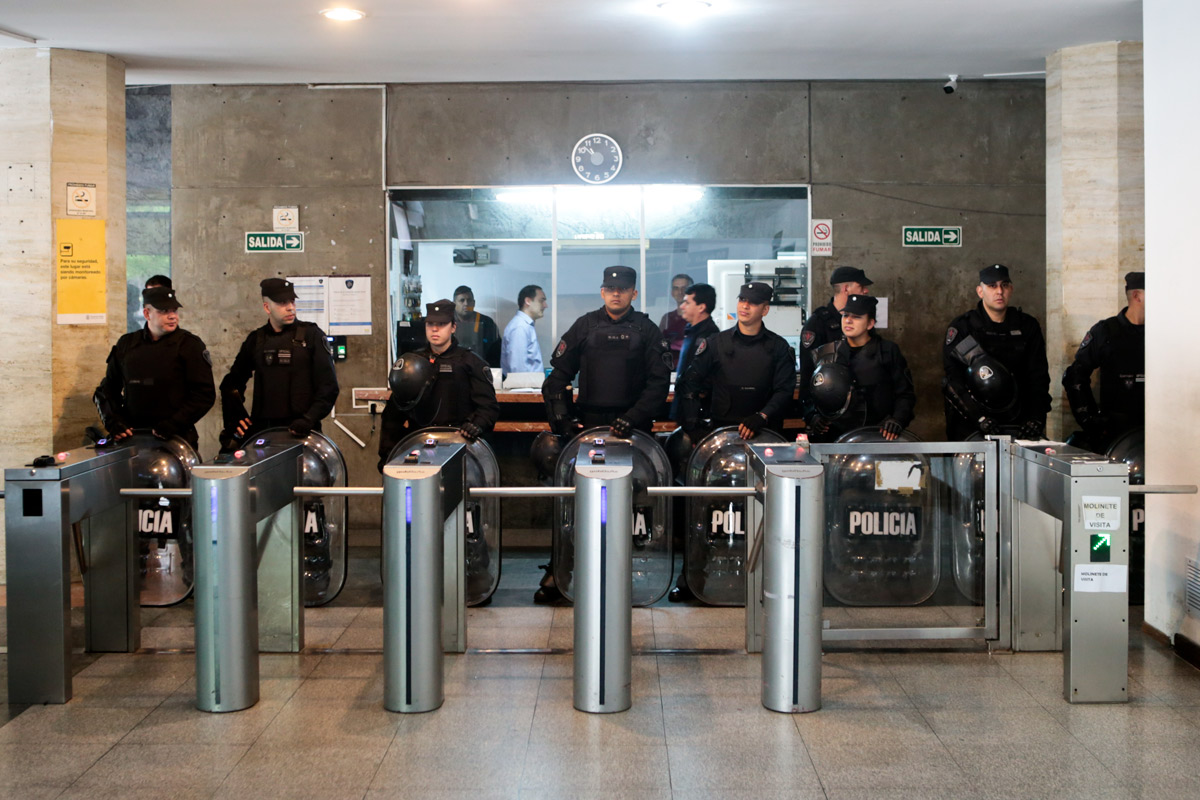 Policías que quieren volver a la Federal tomaron el Ministerio de Seguridad porteño