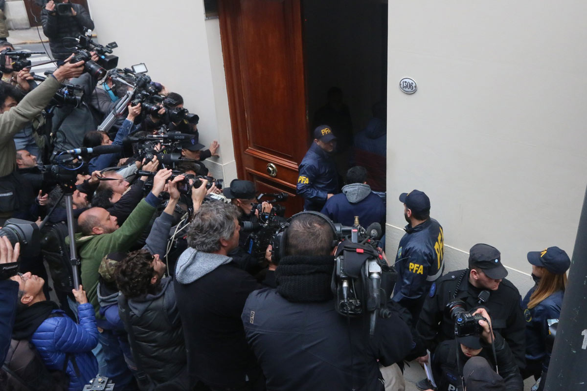 Tras la aprobación en el Senado, Bonadio allanó los domicilios de CFK