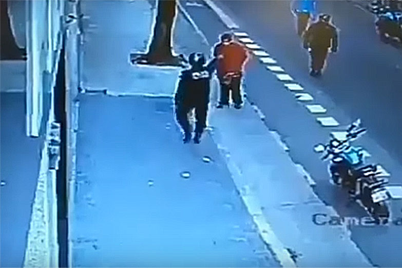 «No había motivo para actuar de esa forma», dijo el tío del hombre que murió tras ser golpeado por un policía