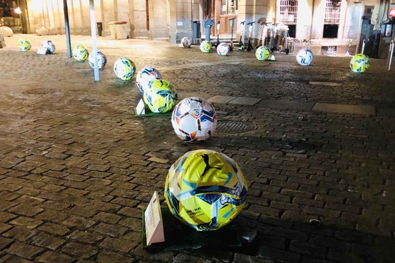 En Madrid retiran bolardos con forma de pelota porque los peatones se lastimaban al patearlos