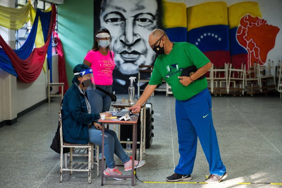 Los venezolanos votaron sin incidentes y se espera un amplio triunfo chavista