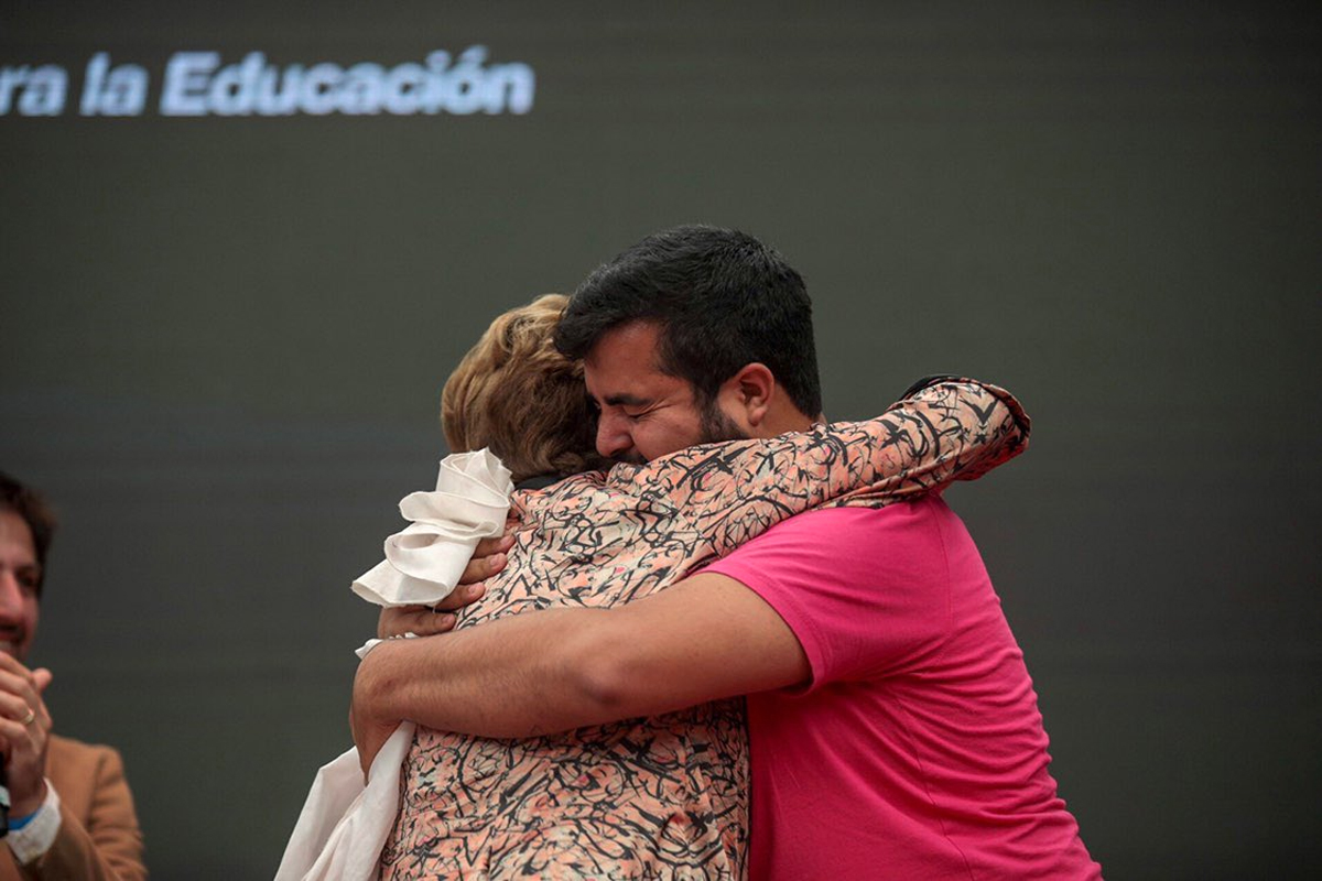 El emotivo encuentro entre Dilma Rousseff y un joven universitario