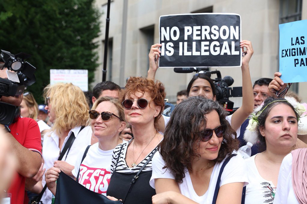 Una congresista y la actriz Susan Sarandon, entre las 500 mujeres arrestadas en una protesta anti Trump