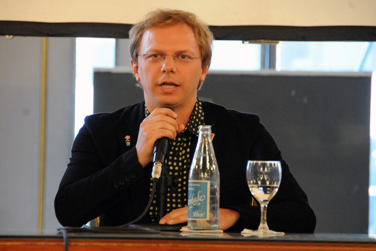 Nik debió bajar un chiste machista que a su vez vinculaba sin permiso a una empresa de crédito