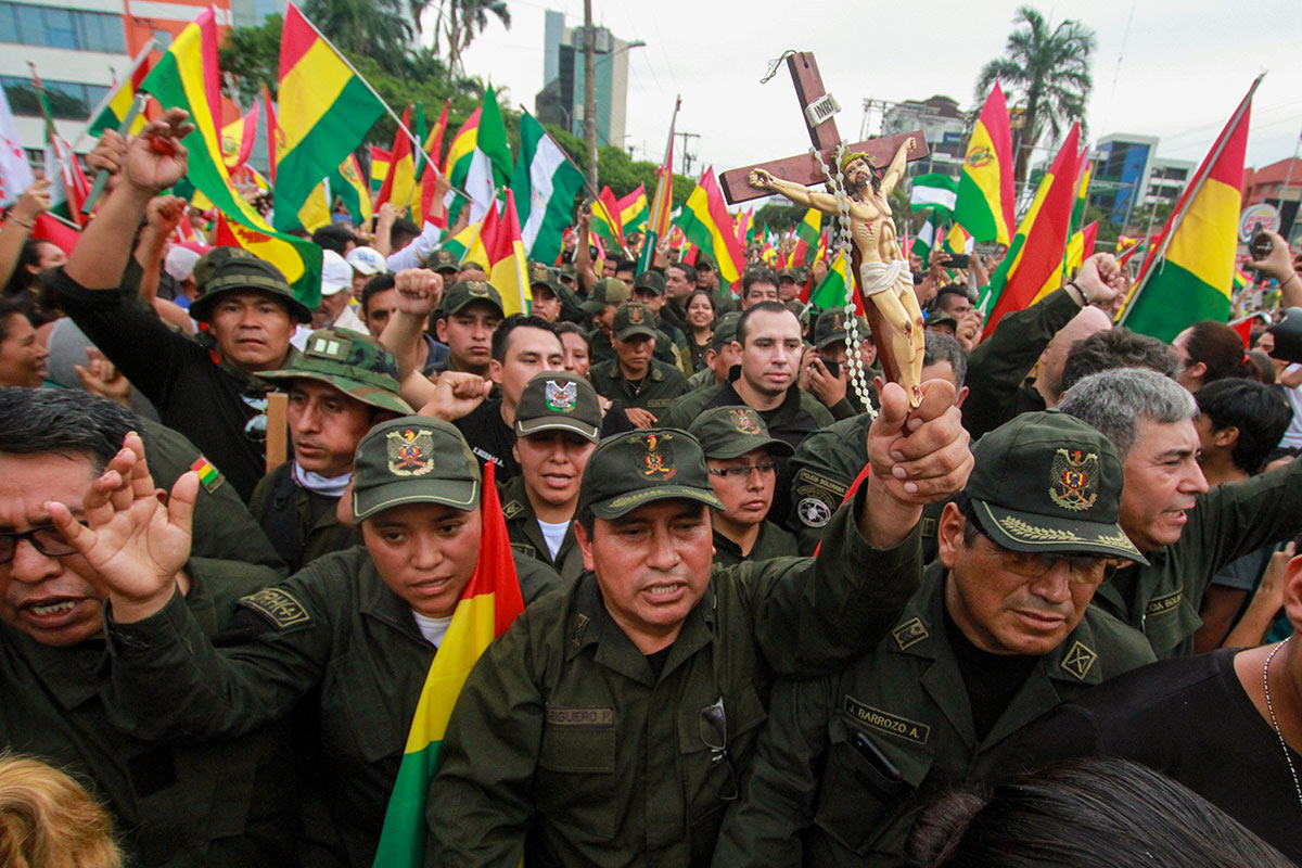 Sin su comandante, la Policía de Bolivia levantó el motín y amenazó con reprimir a quienes se opongan al golpe