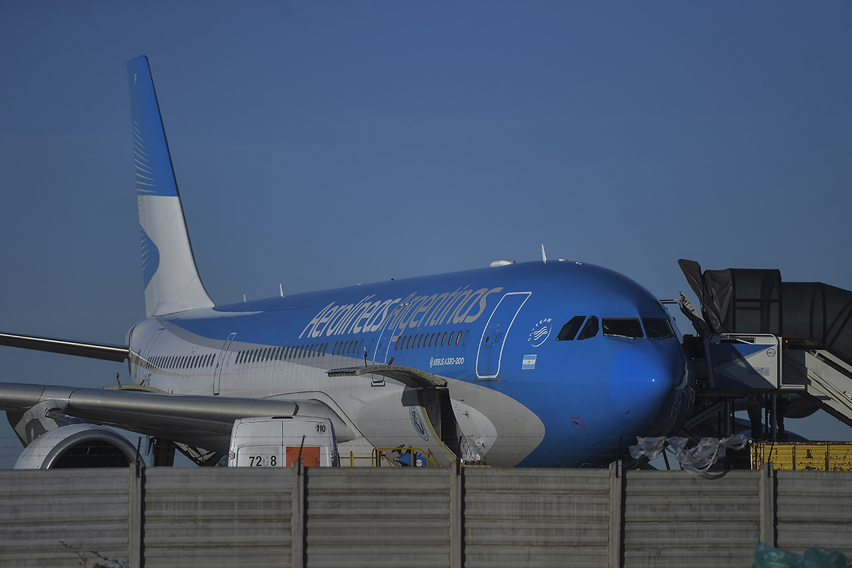 Por la crisis del sector, Aerolíneas y Austral se fusionarán en una sola empresa