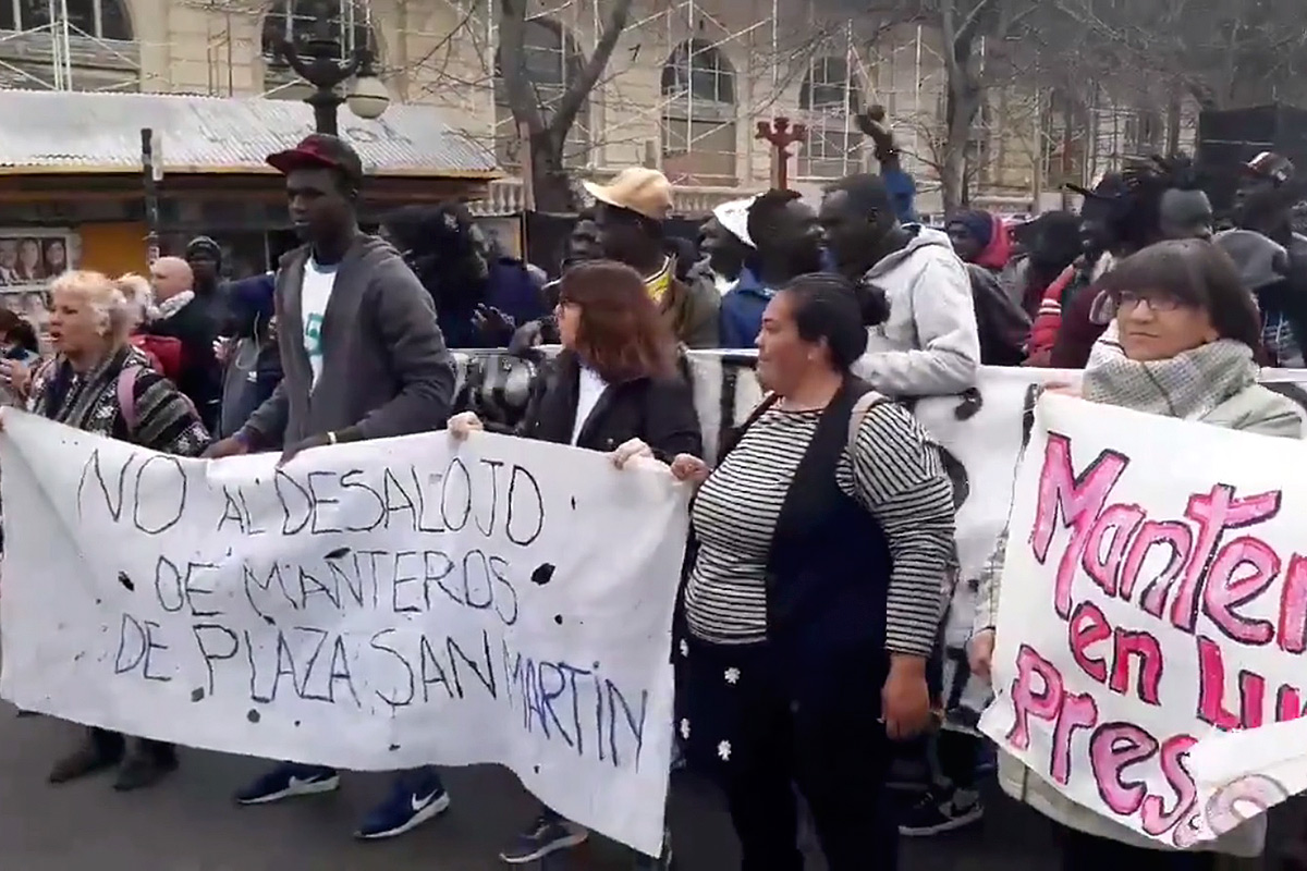 Manteros y vendedores senegaleses marchan en La Plata para que los dejen trabajar