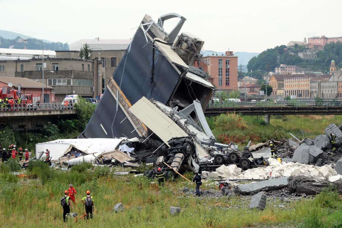 Al menos 30 muertos por el derrumbe de un puente sobre una autopista italiana