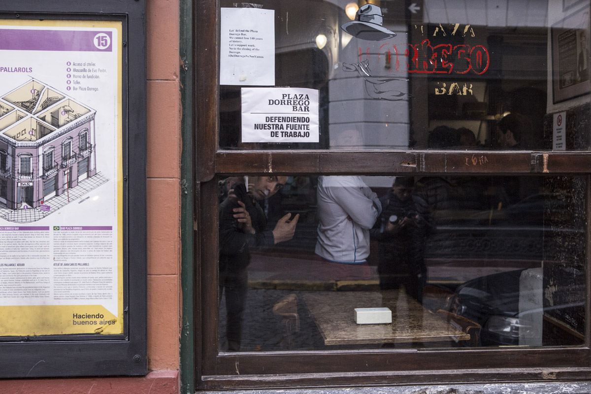 Los trabajadores del bar Plaza Dorrego evitaron el desalojo pero continúa el conflicto