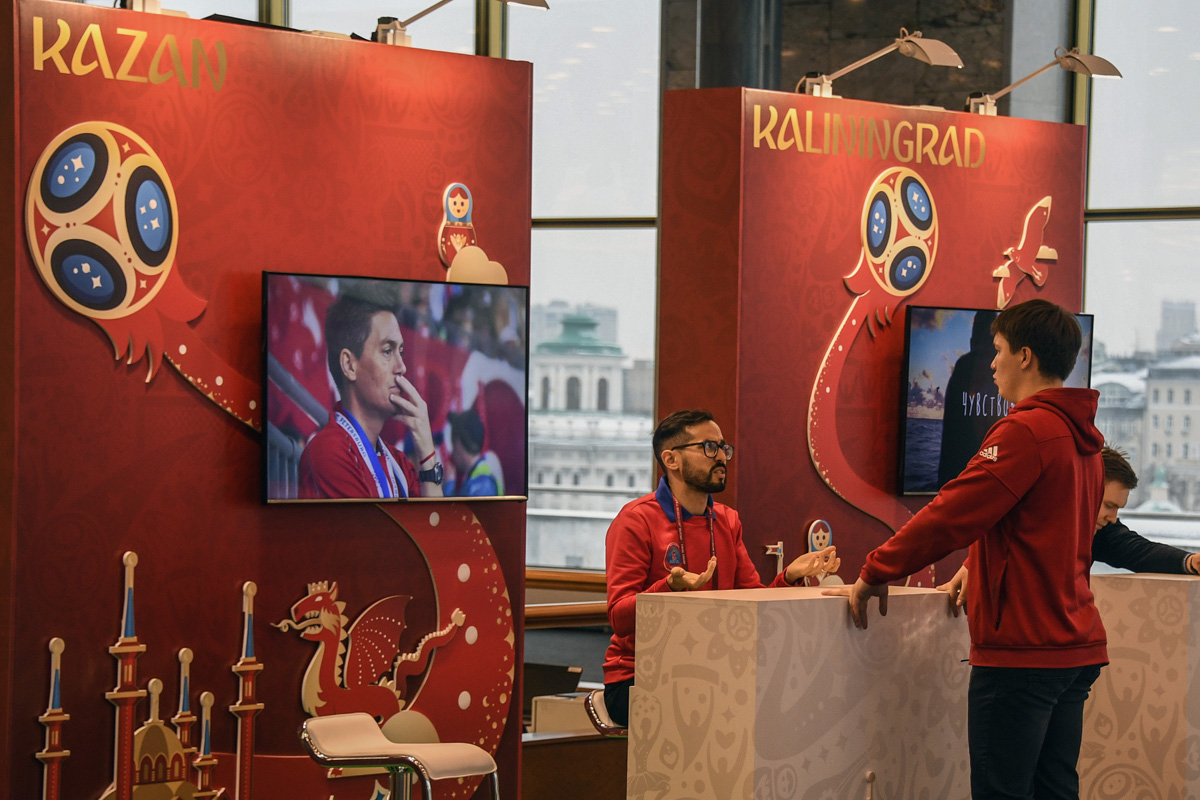 El voluntariado, un ejército rojo y gratuito para la FIFA