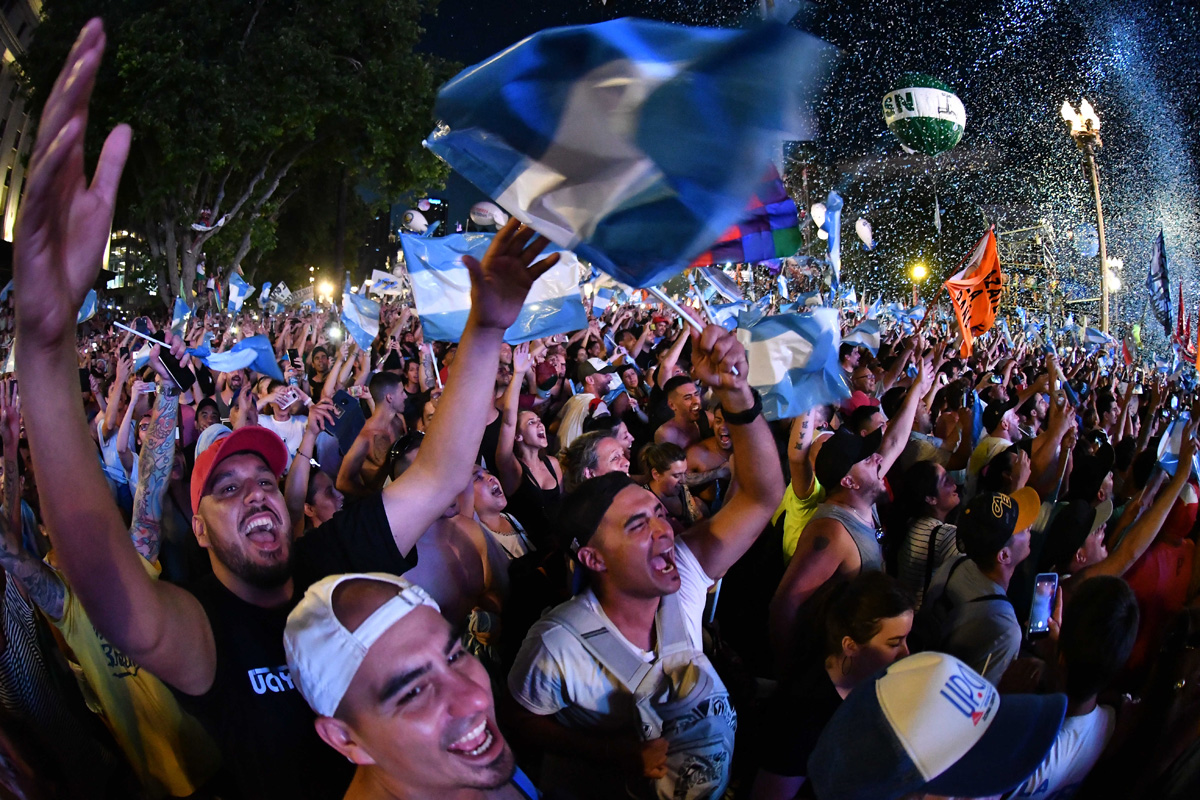 La Plaza de Mayo celebró a puro ritmo, color y calor