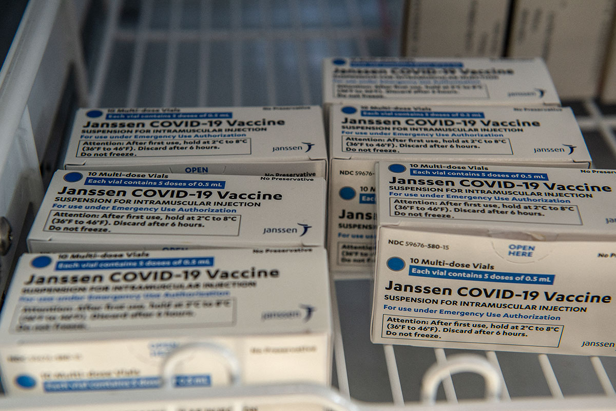 Frenan en Estados Unidos el uso de las vacunas de Johnson & Johnson por la aparición de coágulos