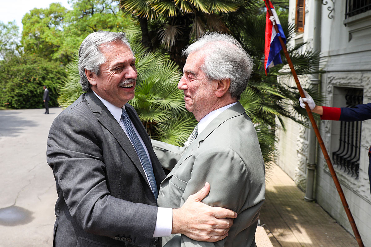 Con la región en la mira: Alberto visita Uruguay antes del balotaje