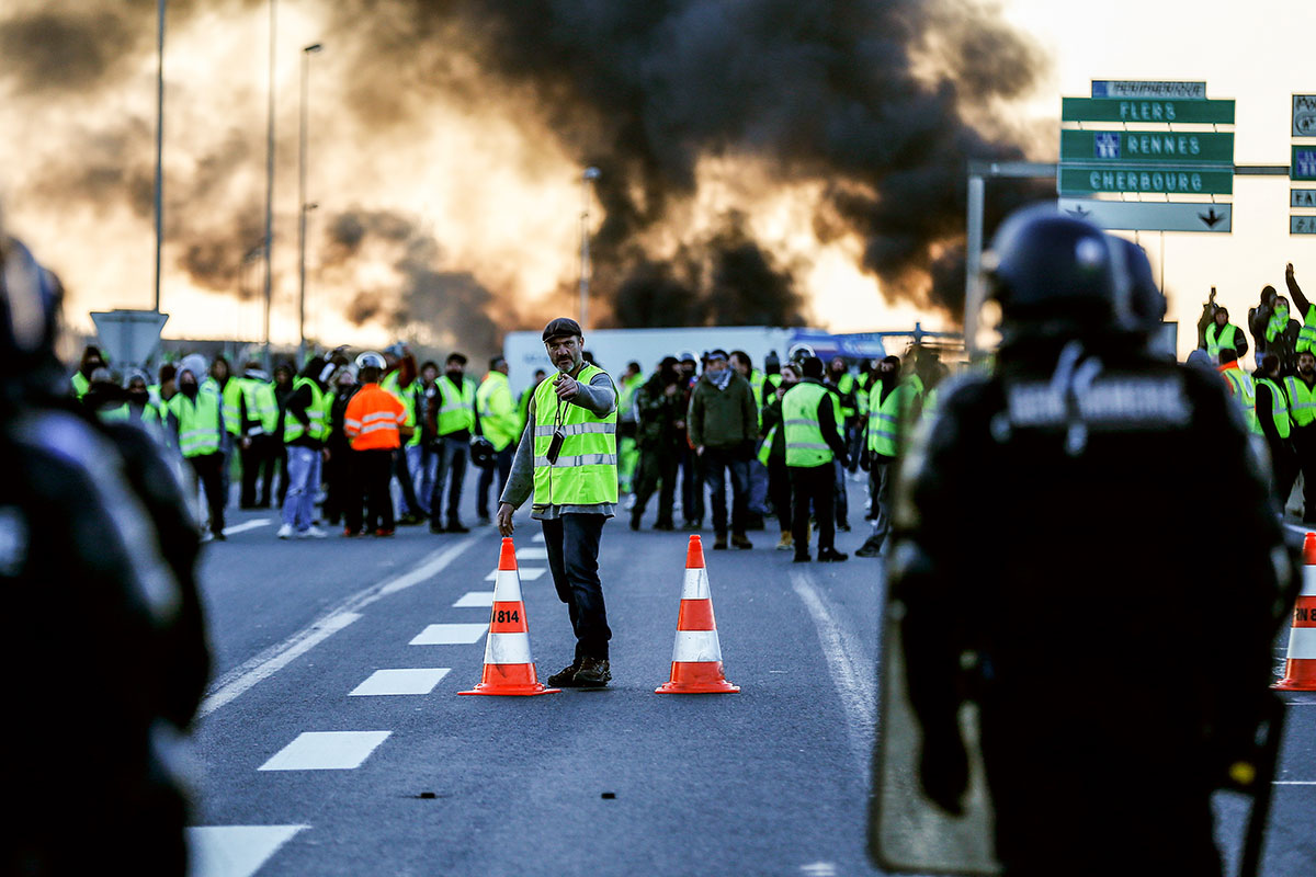 Francia: reprimen masivas protestas por el fuerte aumento de los combustibles