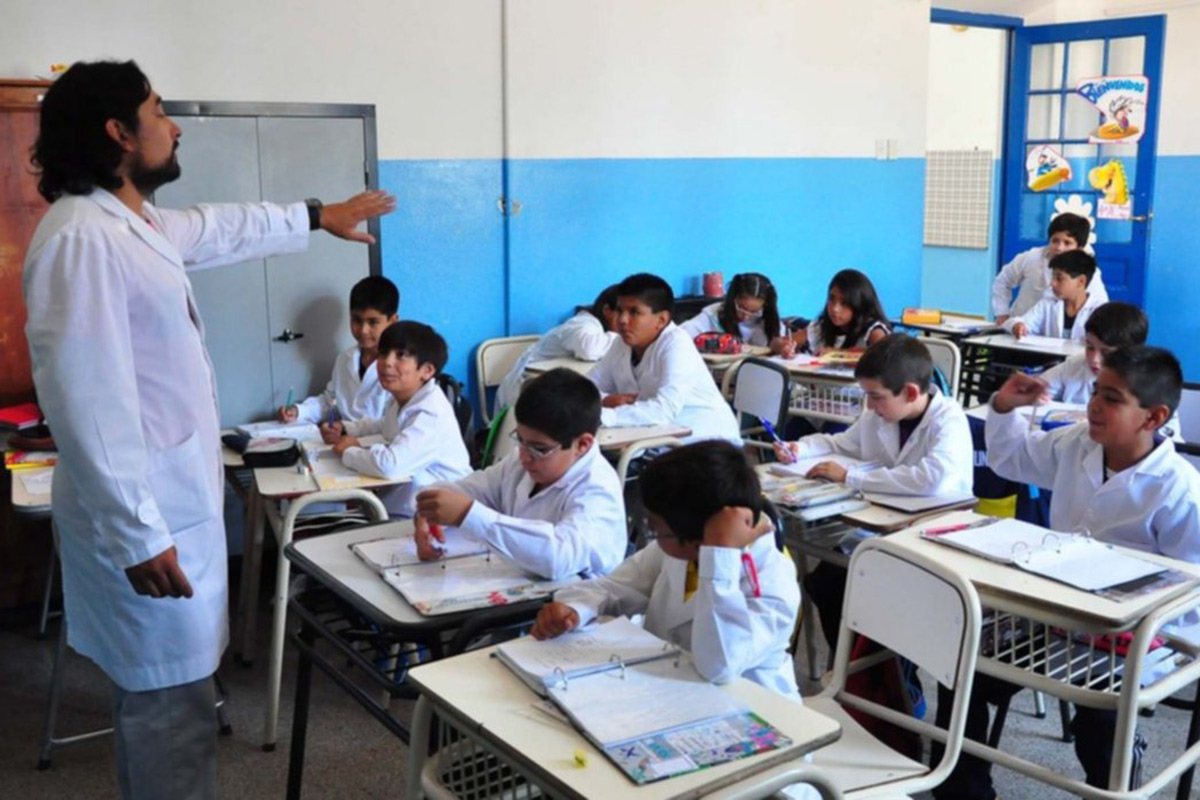 Docentes suplentes de Provincia que no pudieron tomar horas cobrarán una retribución