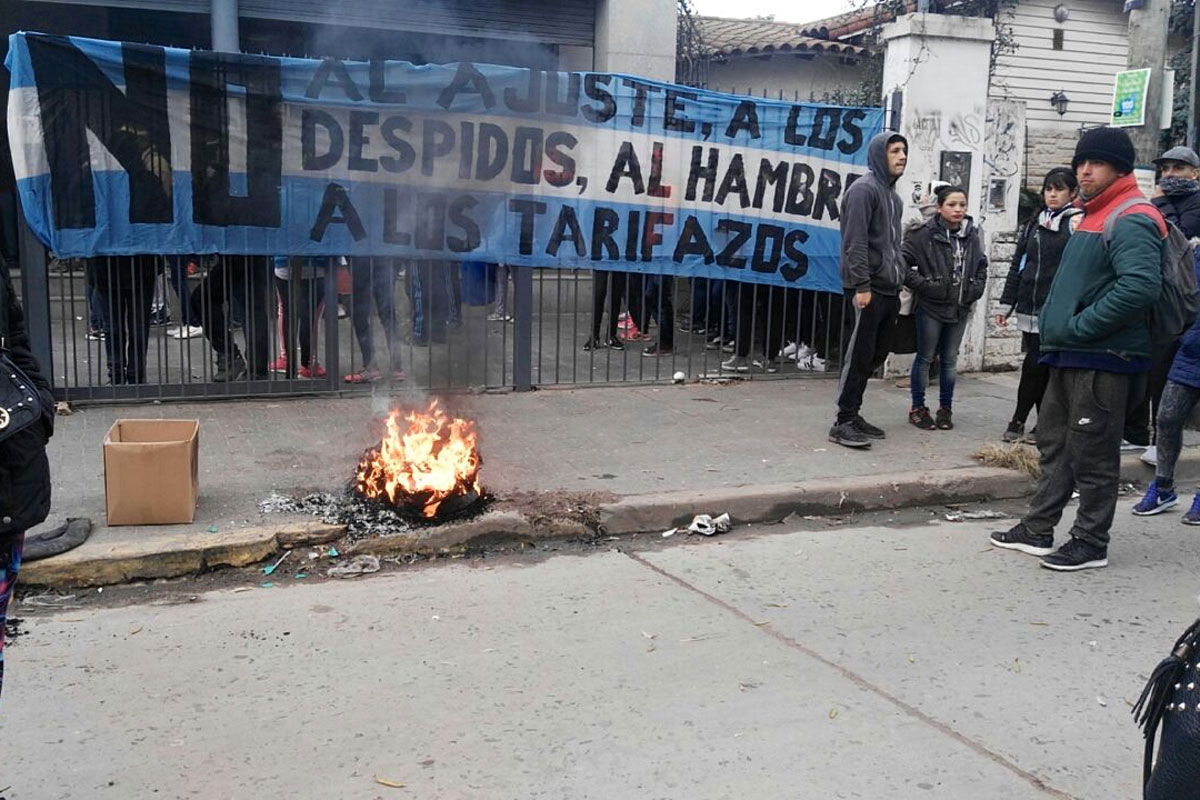 Desobediencia civil: vecinos de Moreno coparon Edenor contra los tarifazos