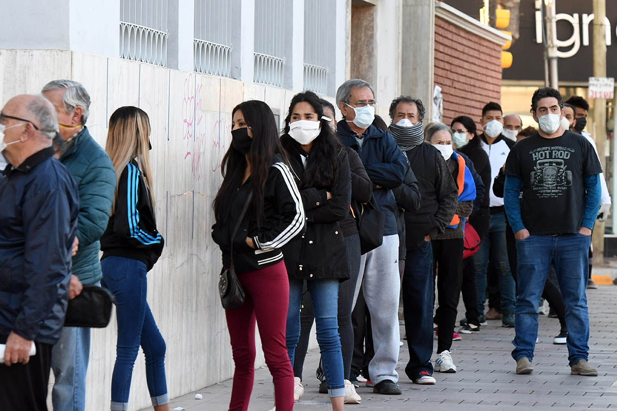 Los contagios no paran de crecer: informaron 23683 este jueves y se superaron los 57 mil muertos