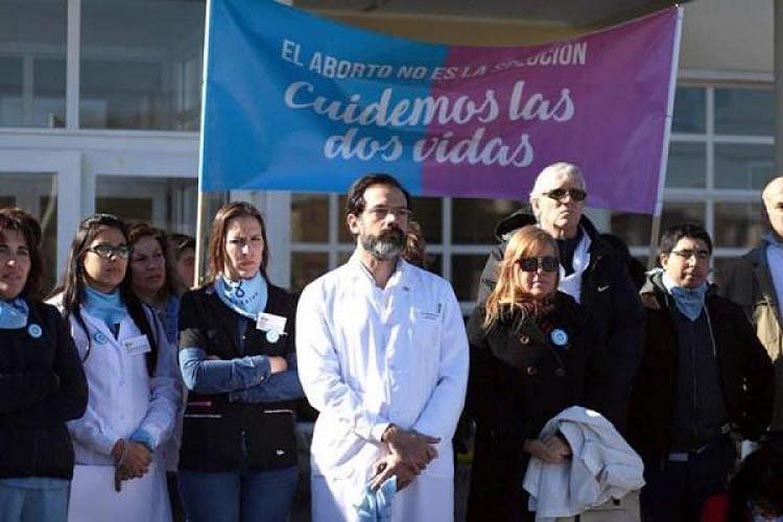 Militantes celestes homenajearon al ginecólogo condenado por no realizar un aborto legal