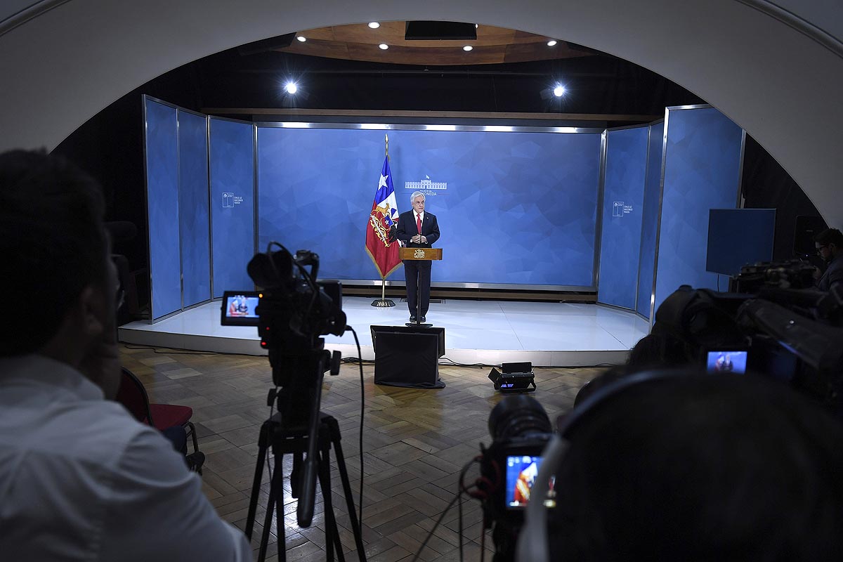 En medio del estado de sitio, Piñera pidió perdón y anunció mejoras sociales